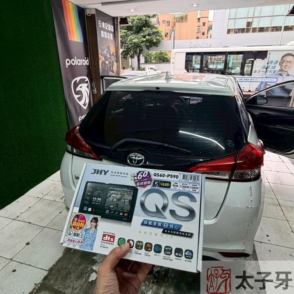 技師調整倒車鏡頭角度的安裝流程