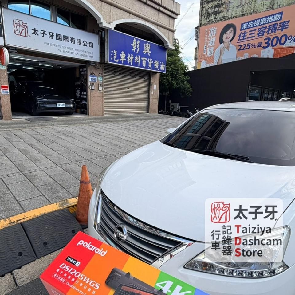 Polaroid DS1205WGS installed on Nissan Sentra rearview mirror