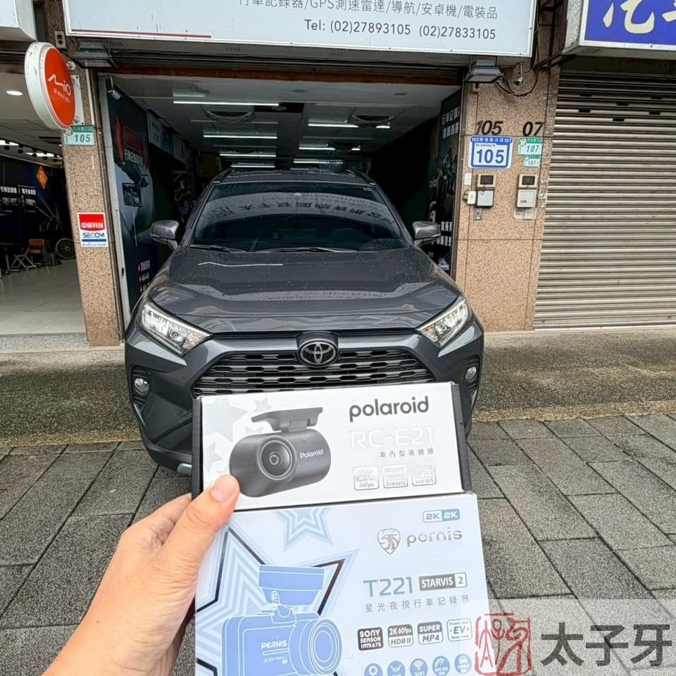 Pernis T221 安裝於 Toyota RAV4 前擋位置示意
