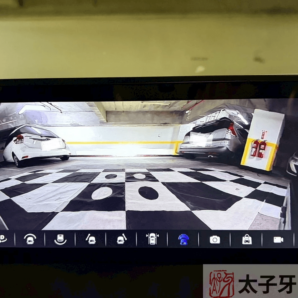 Lexus UX 360 亮度校正前後比對