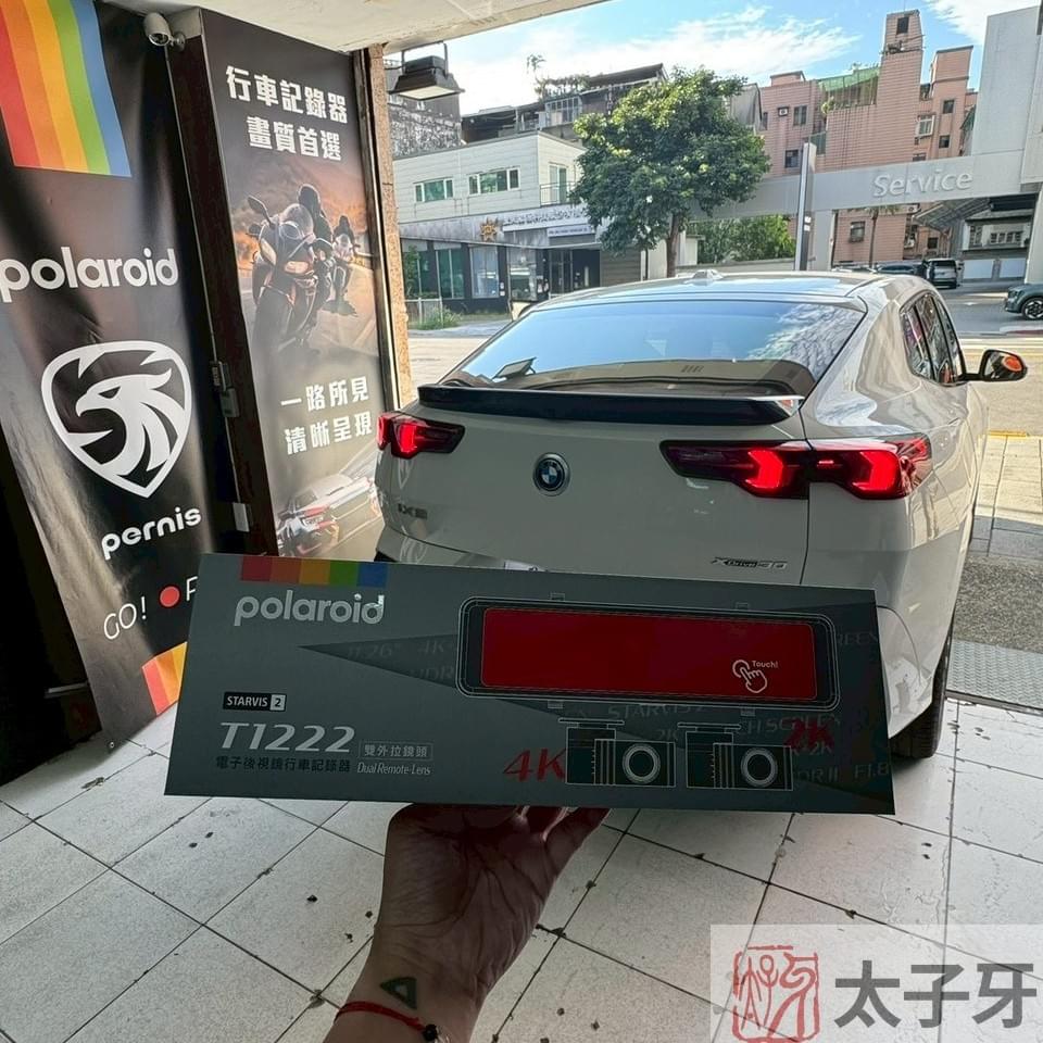 Polaroid T1222 後鏡頭安裝於 BMW iX2 車尾玻璃內側