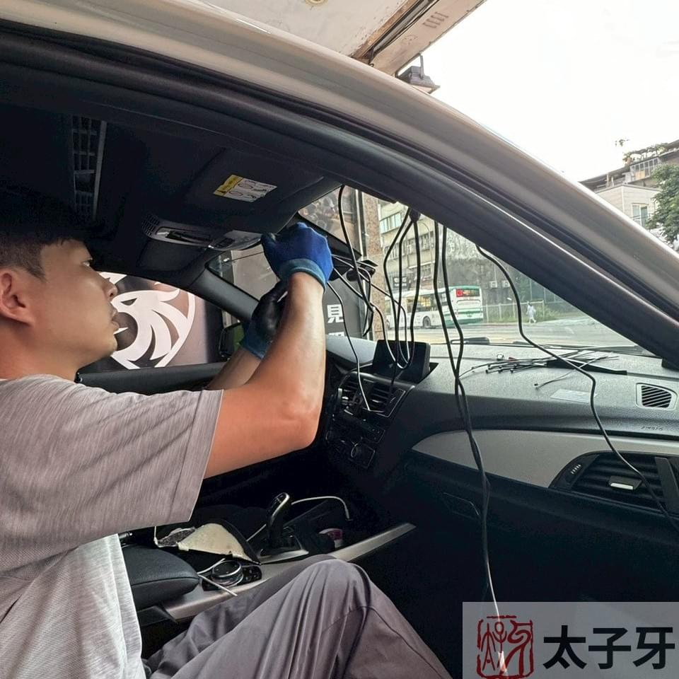 BMW F20 安裝寶麗萊 T1222 前鏡頭與右側隱藏走線示意