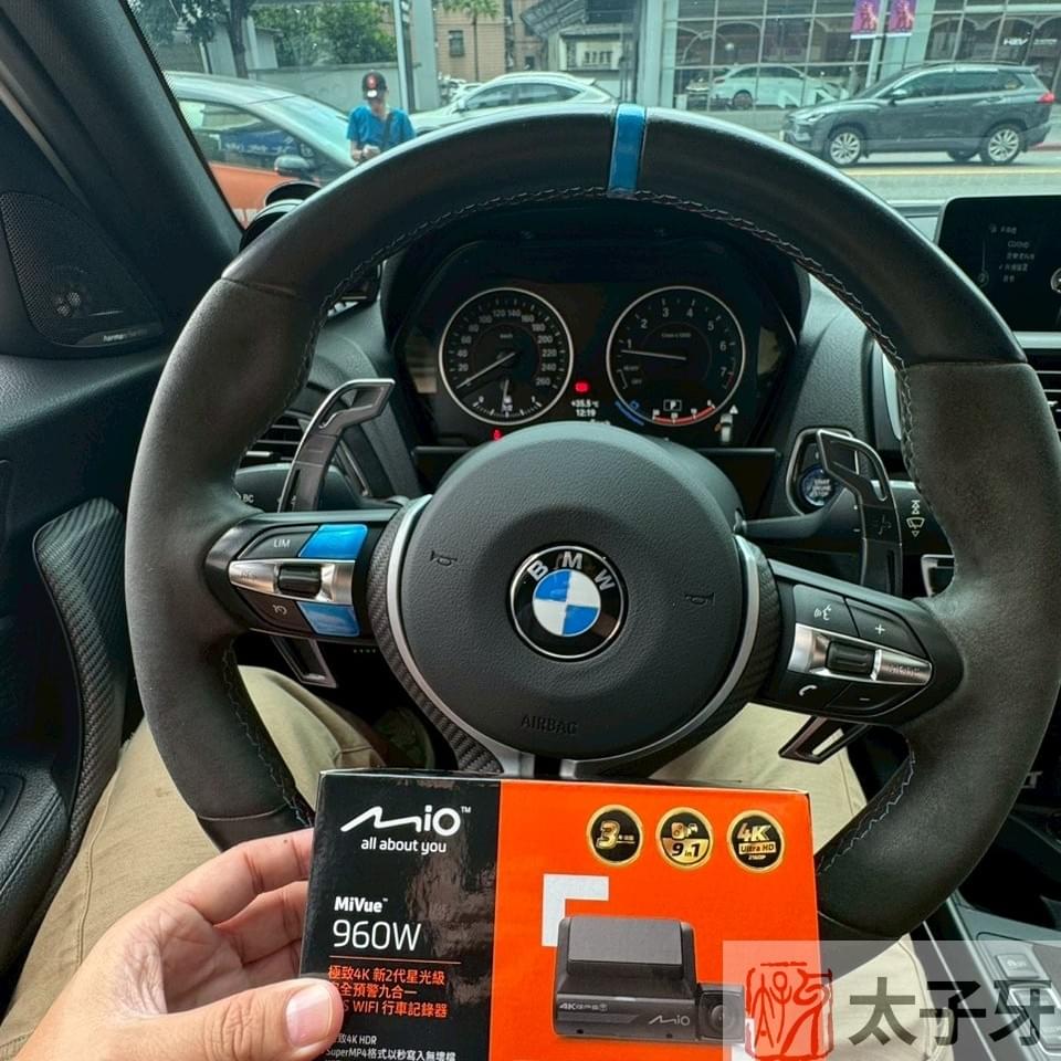 mio 960w3 安裝於 BMW F20 前擋位置示意