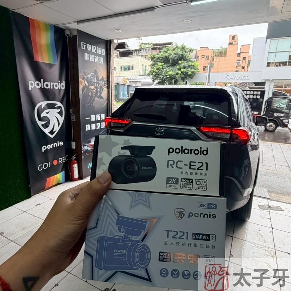 Pernis T221 安裝於 Toyota RAV4 前擋位置示意