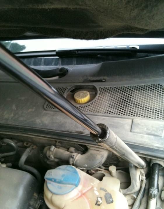 a leaking gas strut on a Toyota Land Cruiser in a hot climate