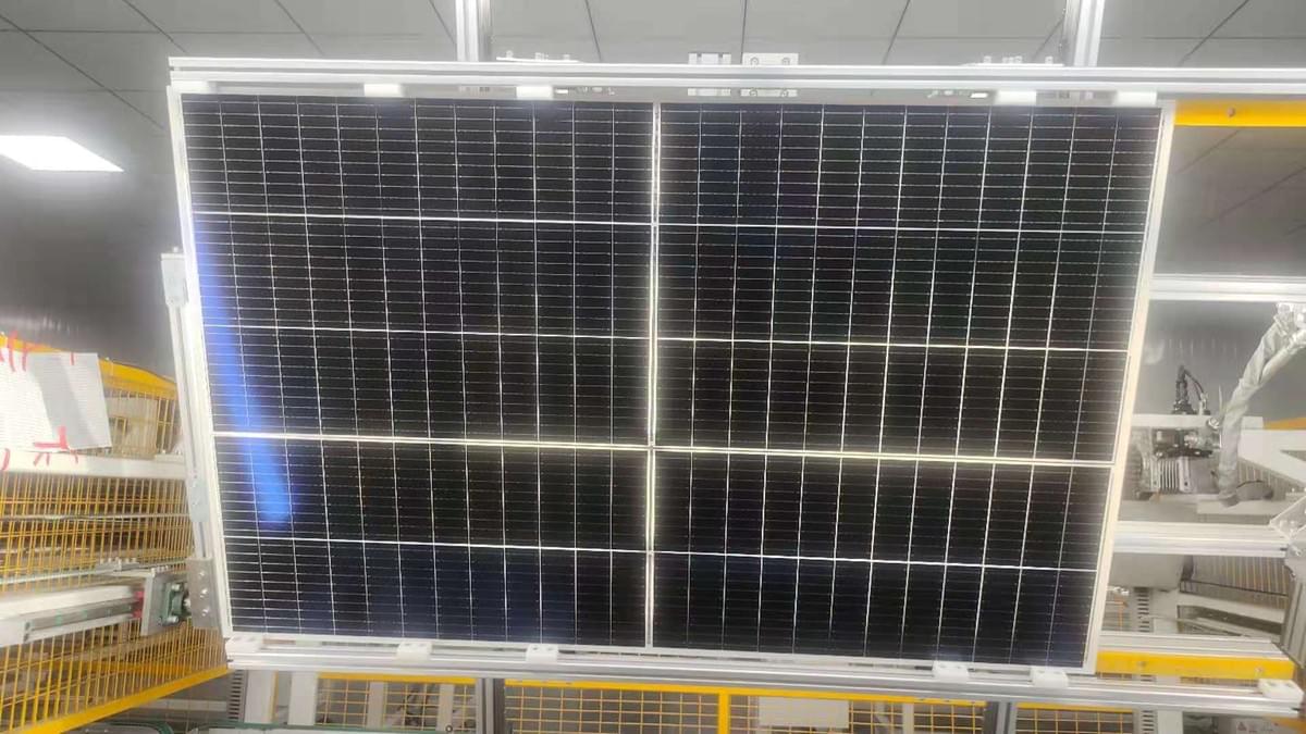 Profil de performance des panneaux solaires photovoltaïques monocristallins Maysun 390W-410W 210mm PERC 120Cells  Puissance : 390W 395W 400W 405W 410W Dimensions : (L x l x T):1760 x 1098 x 30mm Tension maximale compatible : 1500V Informations sur le chargement : 37pcs/tray, 1053pcs/40HQ 