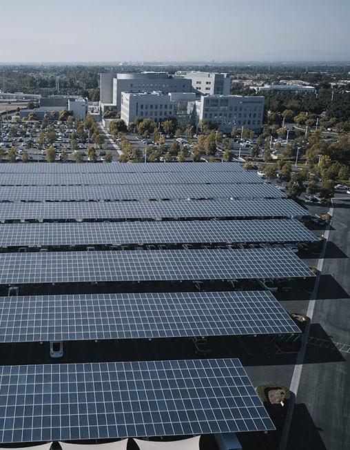 Ombrière solaire pour parking logistique avec bornes de recharge