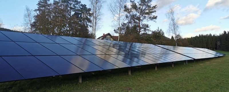 Toiture commerciale équipée de modules photovoltaïques à haut rendement pour un projet solaire B2B