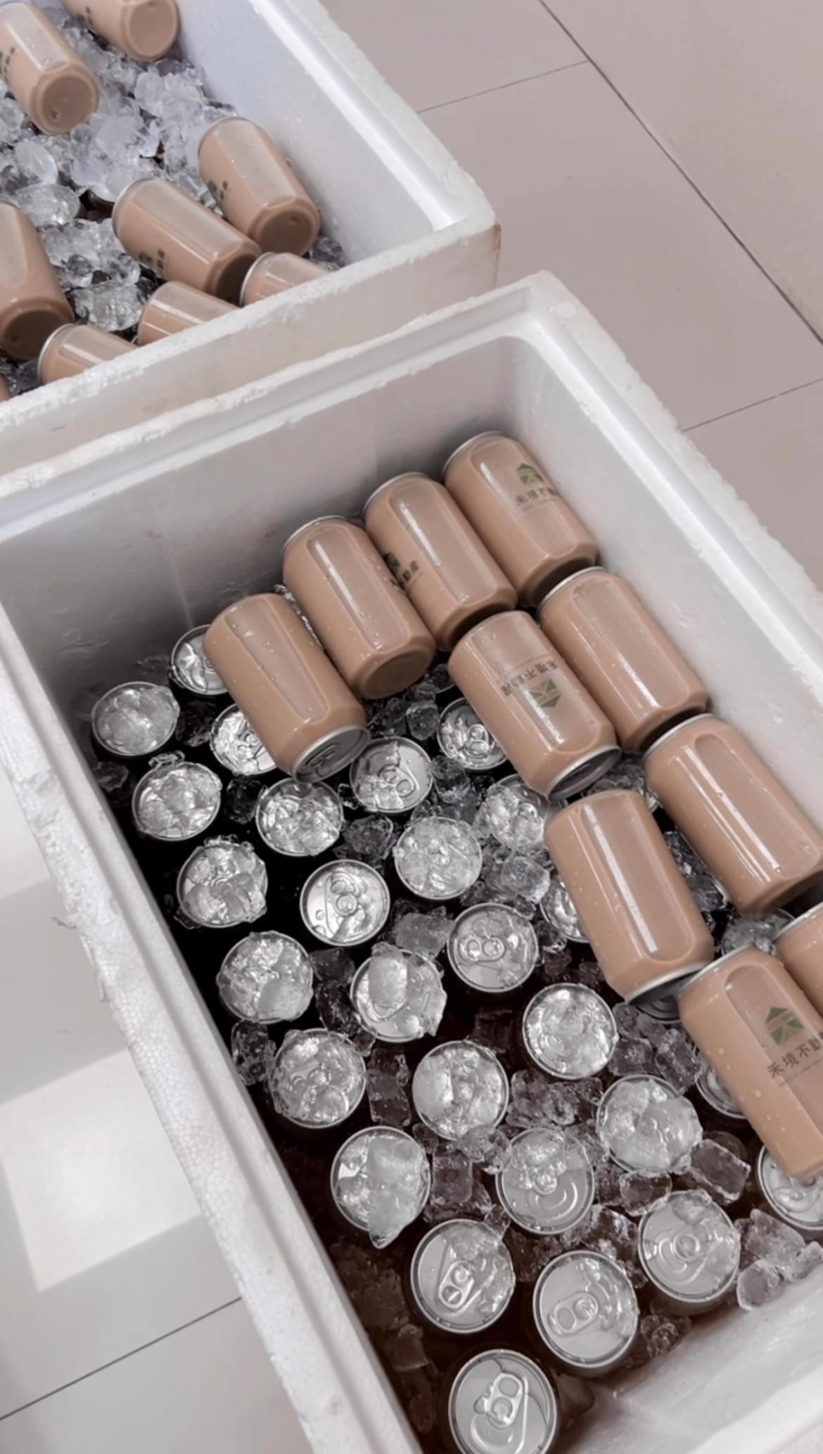 We provide customized beverage options for various types of private parties, ensuring that every guest can enjoy a pleasant time. private party The services we provide Welcome to join 【Let's Go_Bar on the Move】 Your slightly tipsy party, we run all over Taiwan! 🚐🍸 We specialize in: ✨ Wedding receptions | Corporate events | Private parties No matter where you are, we can bring the bar to the scene (of course, we also supply non-alcoholic options!) 📍 Want to see basic pricing ➡️ Please enter "Location/Weekday or Holiday" Example: Kaohsiung/Holiday 📍 Want to see the menu ➡️ Please enter "Menu" 📍 Want to see the bar wall rental package ➡️ Please enter "Bar Wall" 📍 Want to see customized canned drinks ➡️ Please enter "Canned Drinks" 📍 Glass rental ➡️ Please enter "Glass Rental" 📍 Customized services ➡️ Enter the keyword "Customization" 🔔 If you have any questions, you can also leave a message to inquire, and we will reply to you as soon as possible!