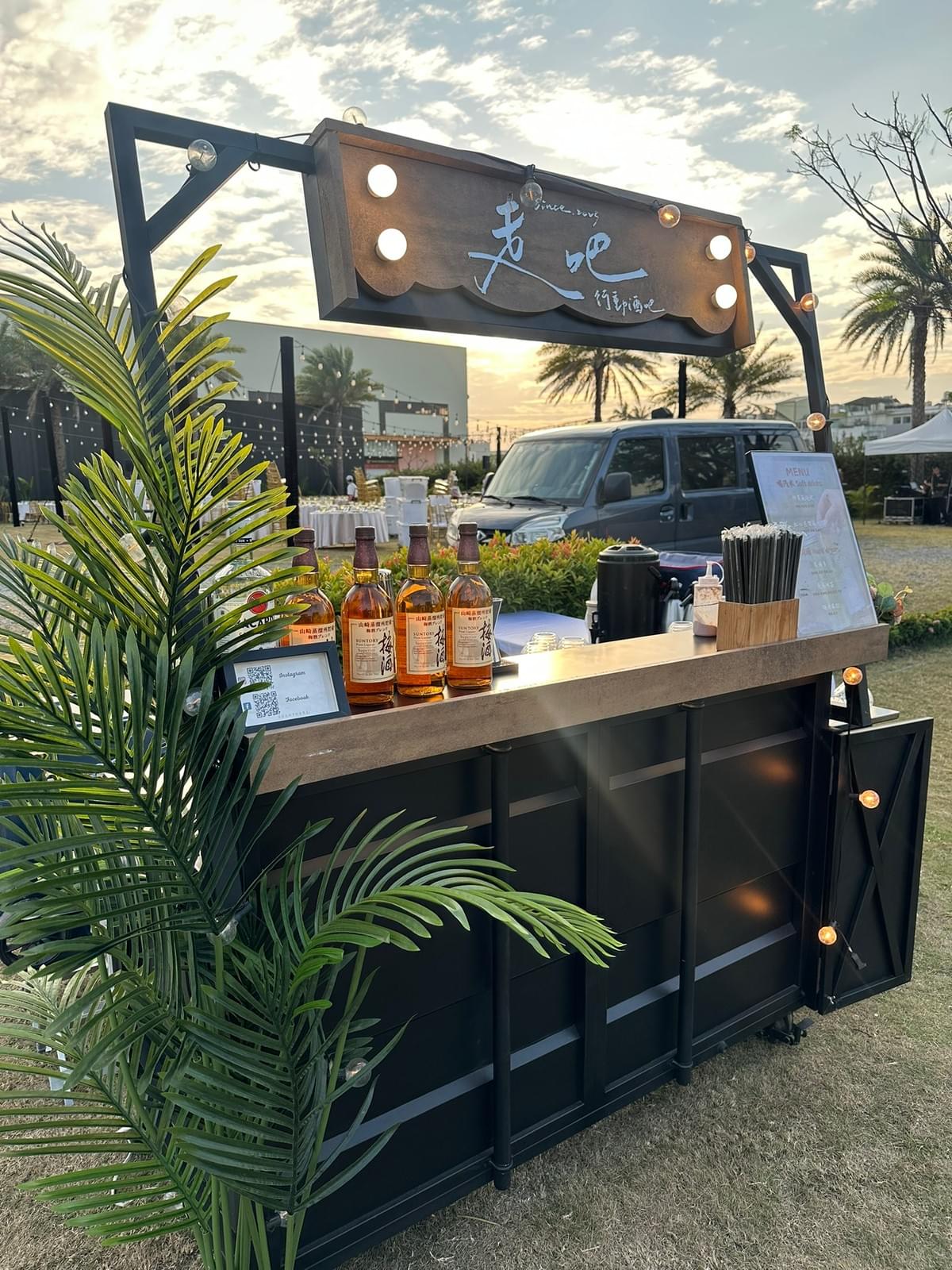 We provide customized beverage options for various types of private parties, ensuring that every guest can enjoy a pleasant time. private party The services we provide Welcome to join 【Let's Go_Bar on the Move】 Your slightly tipsy party, we run all over Taiwan! 🚐🍸 We specialize in: ✨ Wedding receptions | Corporate events | Private parties No matter where you are, we can bring the bar to the scene (of course, we also supply non-alcoholic options!) 📍 Want to see basic pricing ➡️ Please enter "Location/Weekday or Holiday" Example: Kaohsiung/Holiday 📍 Want to see the menu ➡️ Please enter "Menu" 📍 Want to see the bar wall rental package ➡️ Please enter "Bar Wall" 📍 Want to see customized canned drinks ➡️ Please enter "Canned Drinks" 📍 Glass rental ➡️ Please enter "Glass Rental" 📍 Customized services ➡️ Enter the keyword "Customization" 🔔 If you have any questions, you can also leave a message to inquire, and we will reply to you as soon as possible!