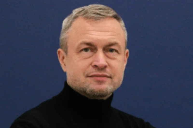 Mykhailo Samus – Dyrektor New Geopolitics Research Network i współzałożyciel Consortium for Defence Information. Badacz stosunków międzynarodowych, odporności narodowej i wojen nowej generacji, z dwudziestoletnim doświadczeniem w analizie mediów, bezpieczeństwa i obronności oraz w doradztwie. Karierę rozpoczął jako dziennikarz w Defense Express, a następnie był redaktorem naczelnym magazynu Export Control Newsletter. Później objął stanowisko zastępcy dyrektora Centrum Studiów nad Armią, Konwersją i Rozbrojeniem (CACDS). Założył biuro CACDS przy UE w Pradze i odpowiadał za koordynację jego działań międzynarodowych, sekcji regionalnych oraz projektów realizowanych z NATO i UE. Był członkiem rady redakcyjnej CACDS Analytical Bulletin Challenges and Risks. Obecnie kieruje niezależną, ponadpartyjną inicjatywą The New Geopolitics Research Network. W 2024 roku współzałożył Consortium for Defence Information. Mykhailo Samus służył w Siłach Zbrojnych Ukrainy przez 12 lat.