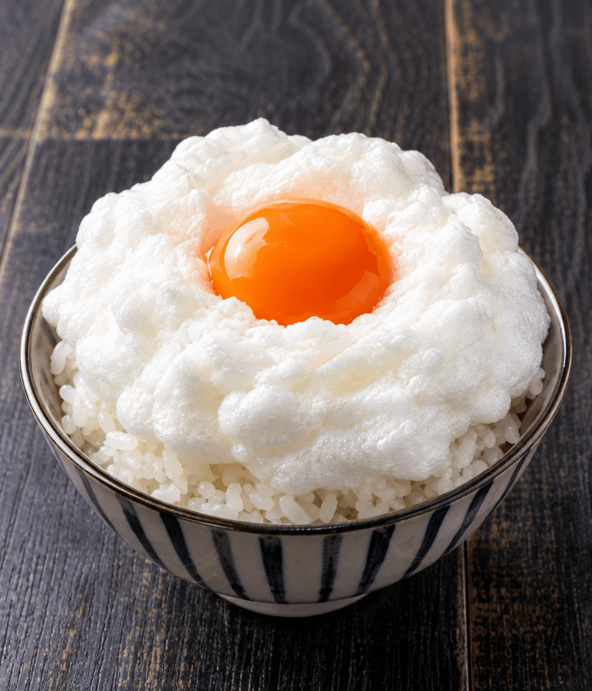 ご飯の上にふわふわのメレンゲと卵黄をのせた、月見メレンゲ卵かけご飯のイメージ