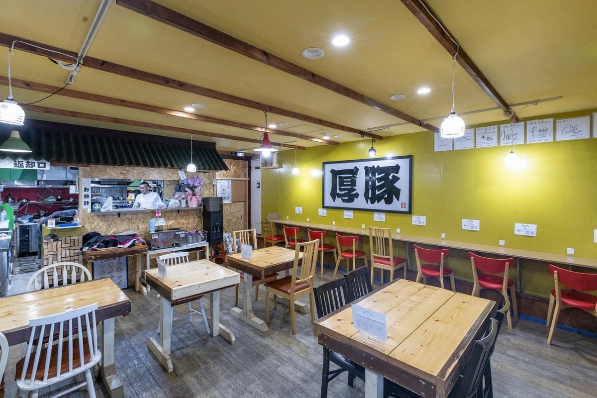 豚屋巣窟のテーブル席とカウンター席がある店内