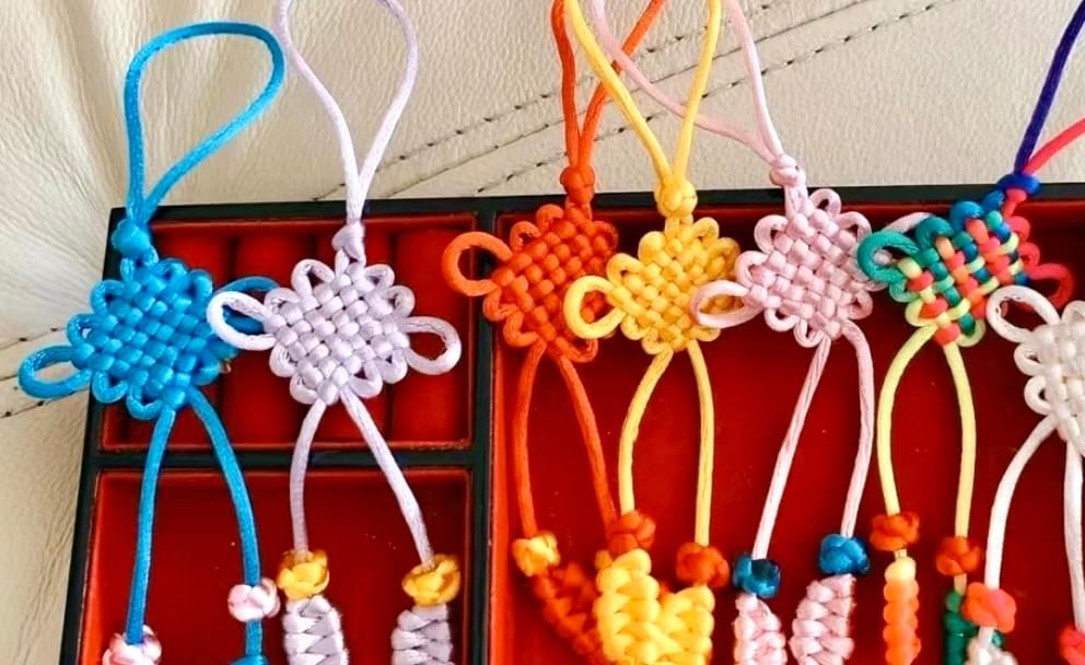 一擊即中 拿起弓箭，站在瞄準線後，命中目標實現一擊即中。