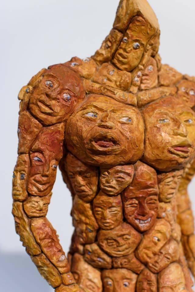 Cent têtes (sculpture de l'artiste Toto)