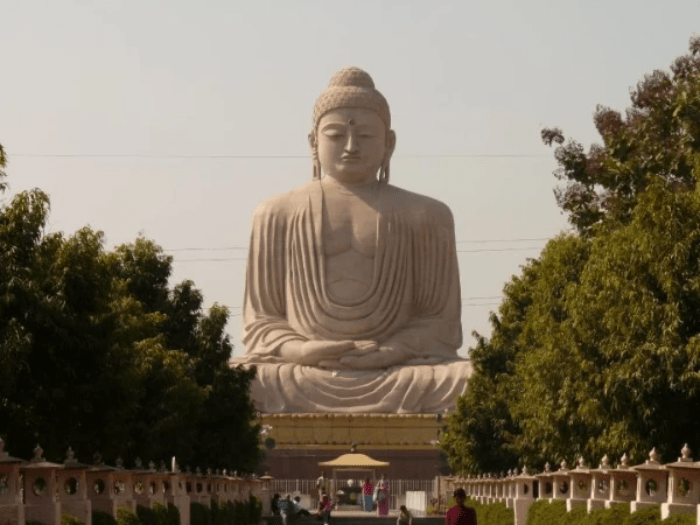 Le bouddha assit en méditation en Indes