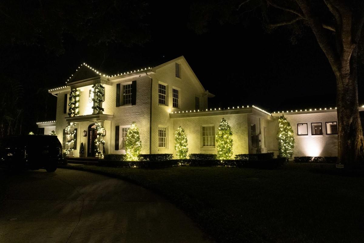 How to Decorate Your Business for the Holidays and Attract More Customers