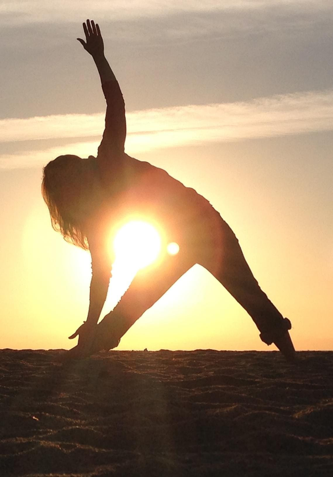 Charlotte Sigwalt de Yoga Montagne en posture du Triangle (Utthita Trikonasana)