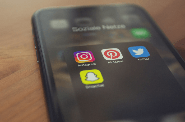 Verschiedene Social-Media-Apps auf einem Handy