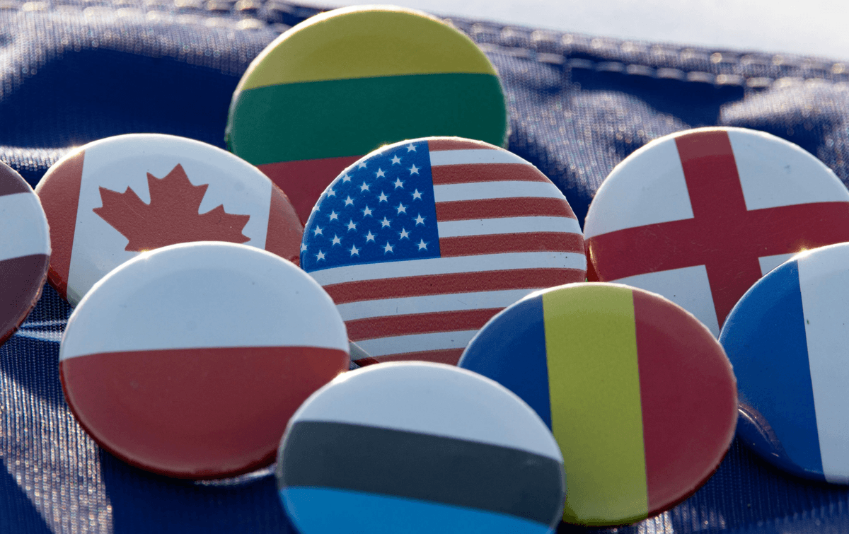Ilustración de sitios web multilingües con banderas que representan diferentes idiomas.