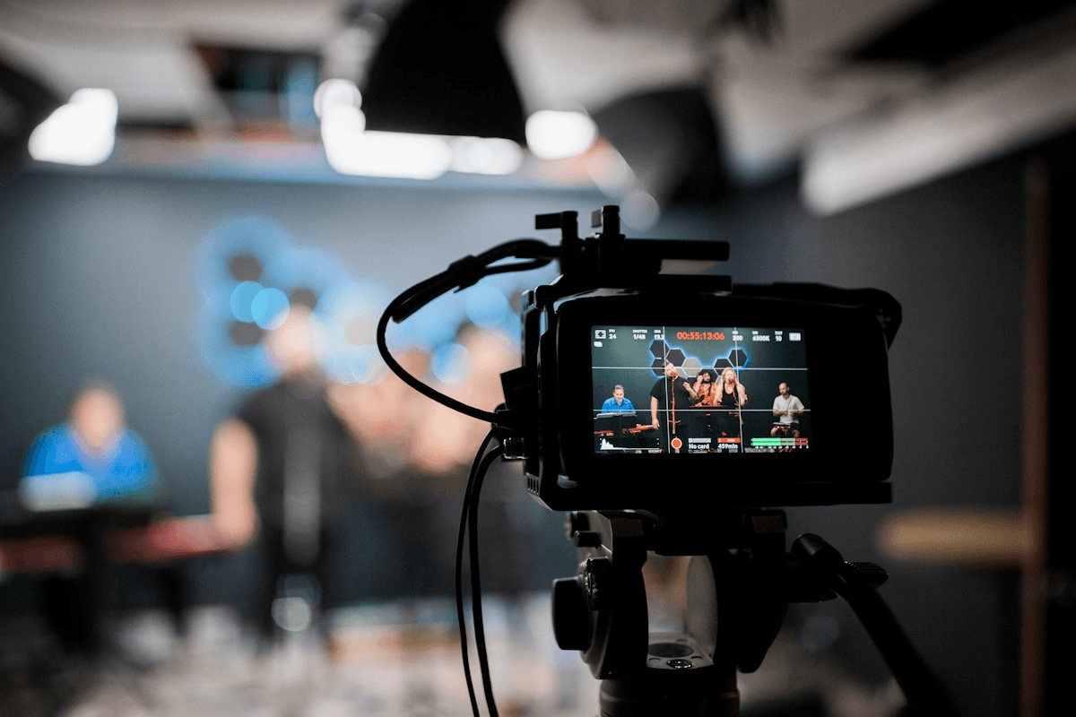 Ein ansprechendes YouTube-Shorts-Video wird auf dem Smartphone abgespielt.