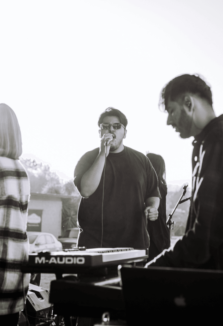 Eine Gruppe talentierter Personen sammelt Ideen für ein Musikvideo.