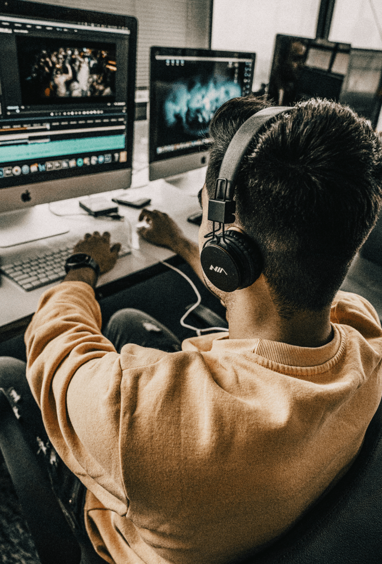 Freiberufler, der an der Bearbeitung von Musikvideos arbeitet