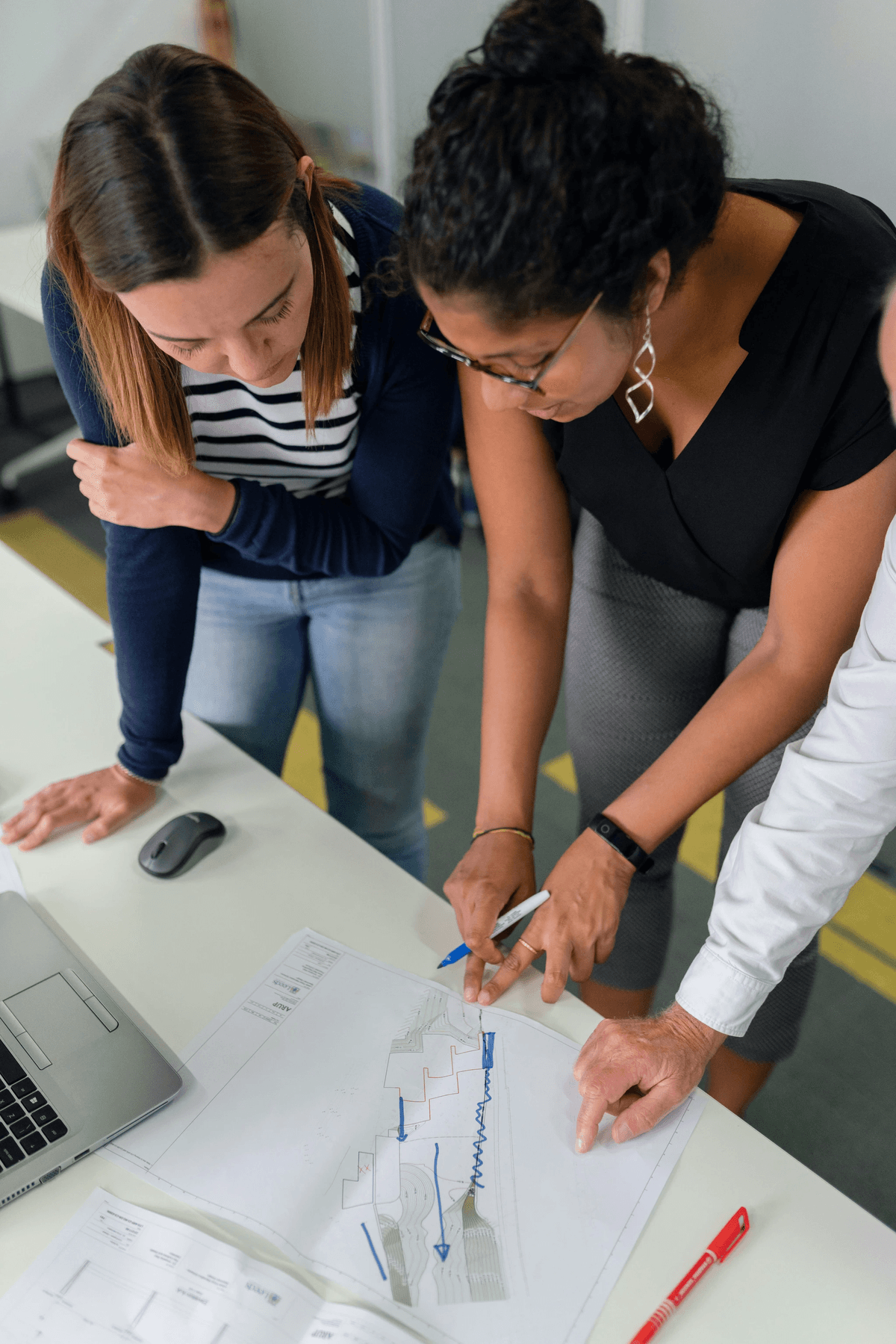 Grupo diverso colaborando en un proyecto de emprendimiento social