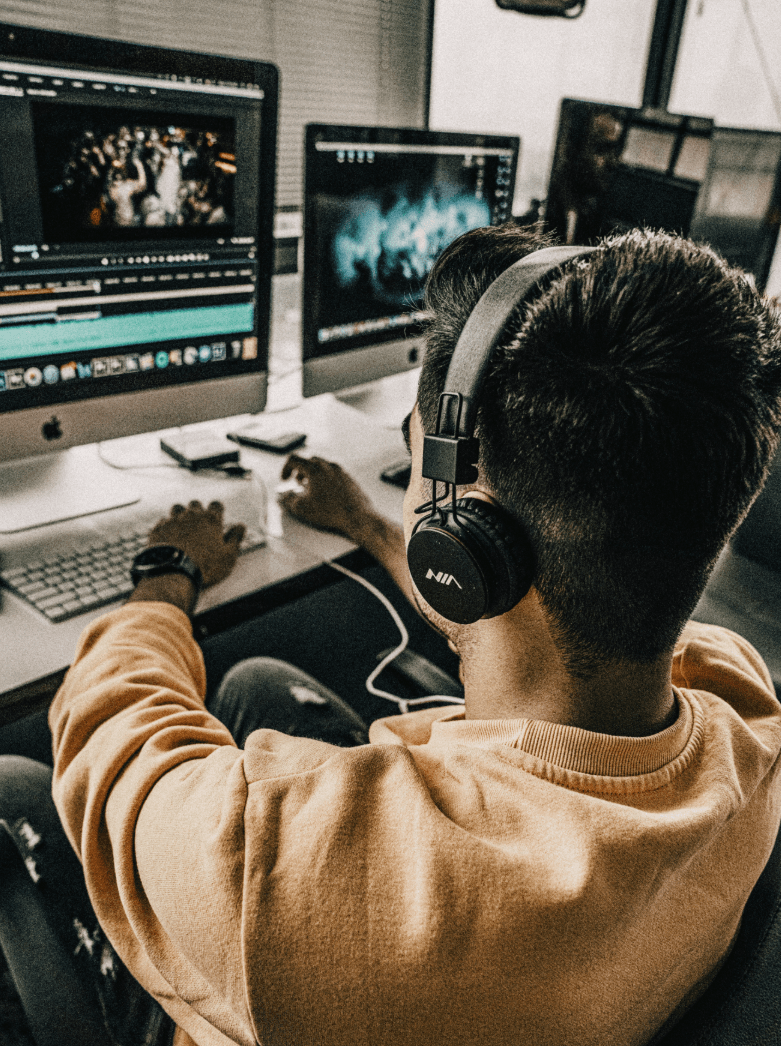 freelancer pracujący nad edycją teledysku