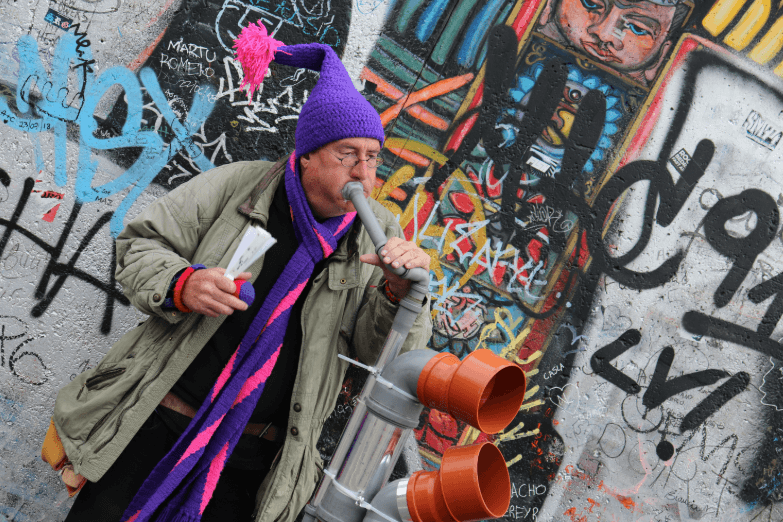 nakręcić teledysk przed muralem ulicznym