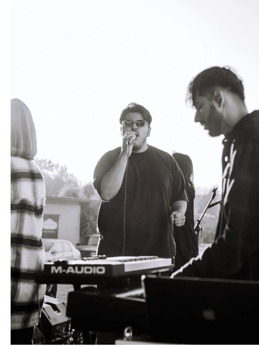 grupa utalentowanych osób wymieniających się pomysłami na stworzenie teledysku