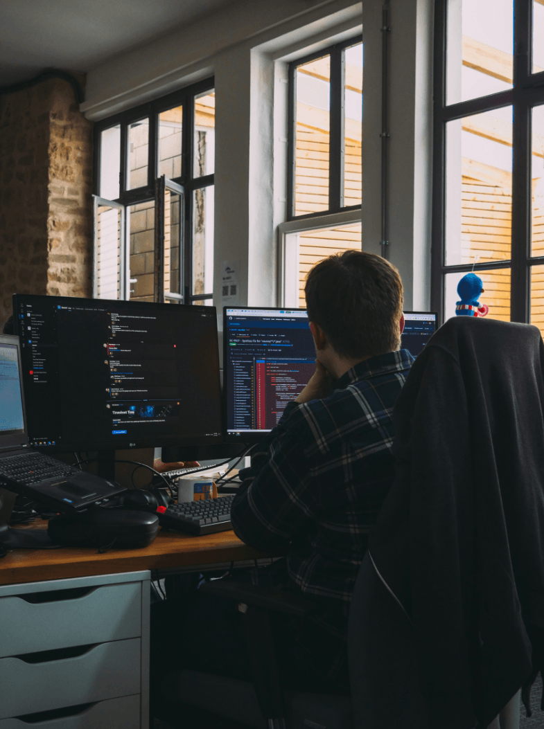 programista stron internetowych pracujący nad projektami kodowania