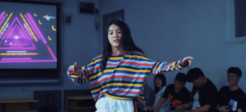 junge Leute, die an einer beliebten Tanz-Challenge auf TikTok teilnehmen