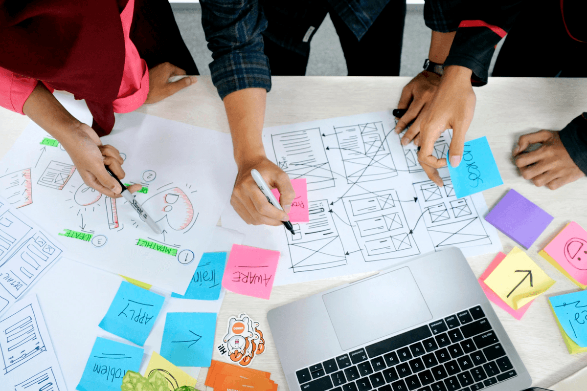 Estrategias de marca asequibles para empresas emergentes