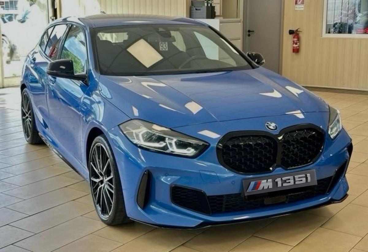 BMW M135i xDrive – 306 ch – Steptronic 8 – Misano Blue Metallic