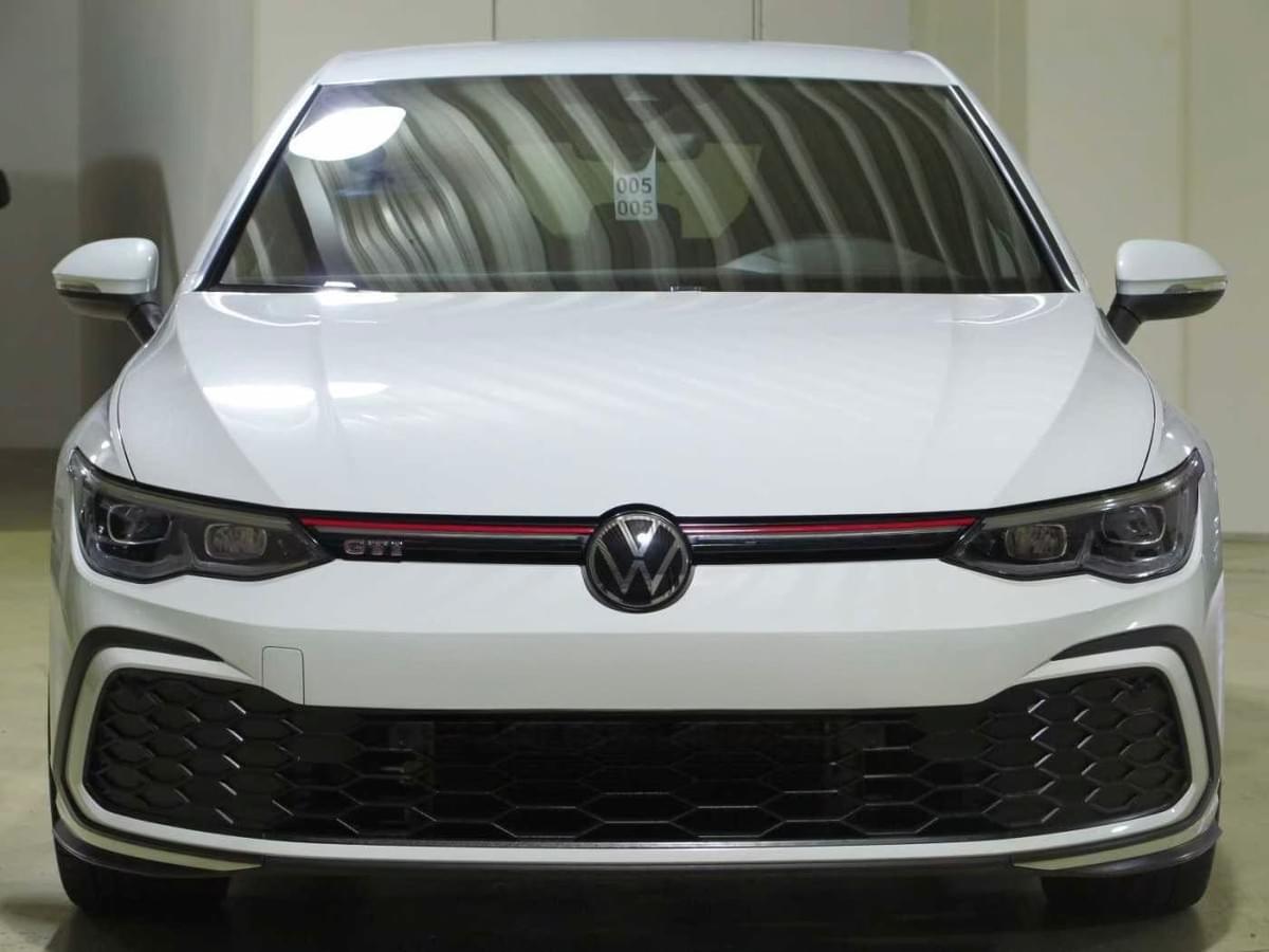 VOLKSWAGEN GOLF 8 GTI CLUBSPORT – 300 CH – DSG7 – FULL BLACK – AKRAPOVIČ TITANE