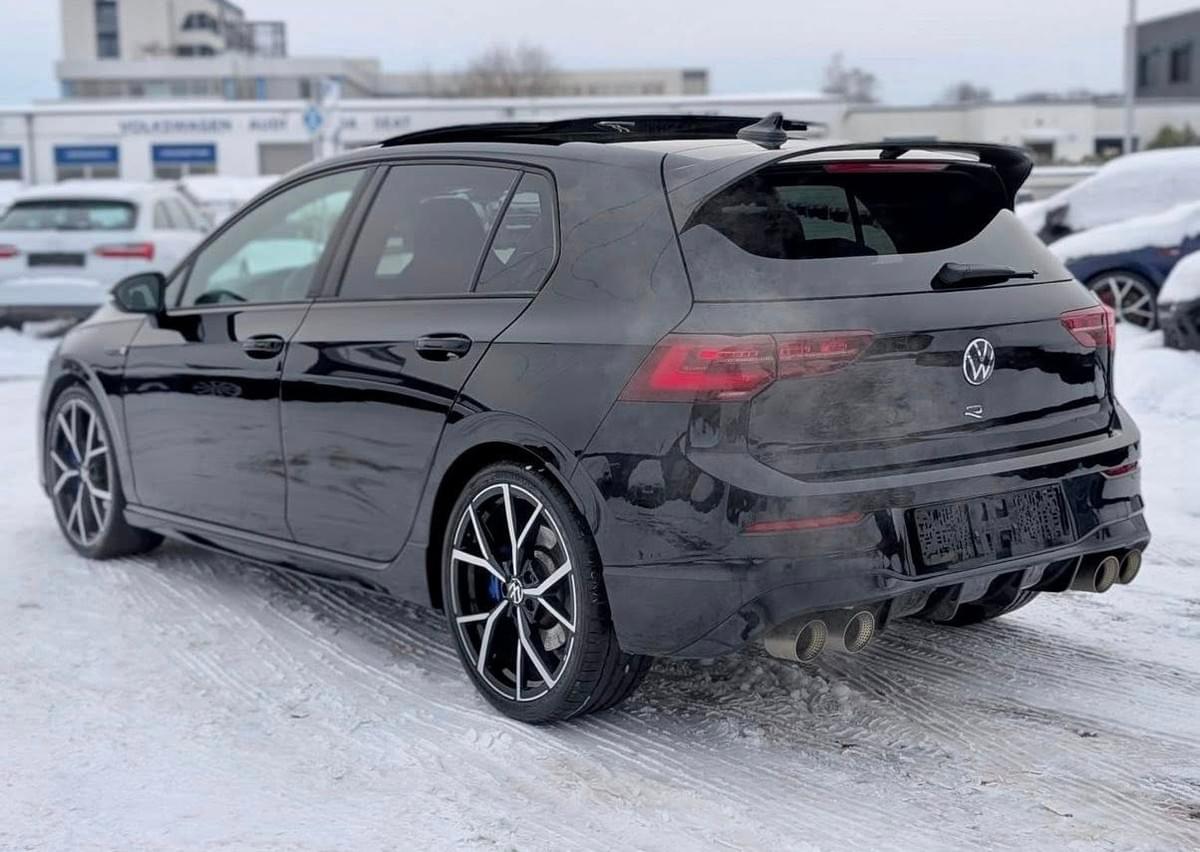 VOLKSWAGEN GOLF 8 R LIMITED ÉDITION 333 CH – AKRAPOVIČ TITANE