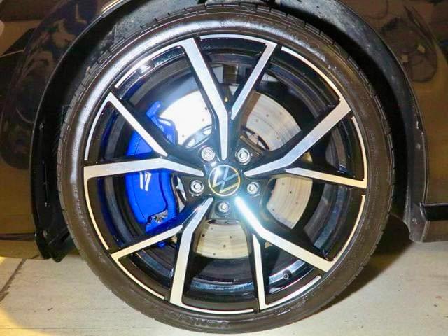 VOLKSWAGEN GOLF 8 R LIMITED ÉDITION 333 CH – AKRAPOVIČ TITANE