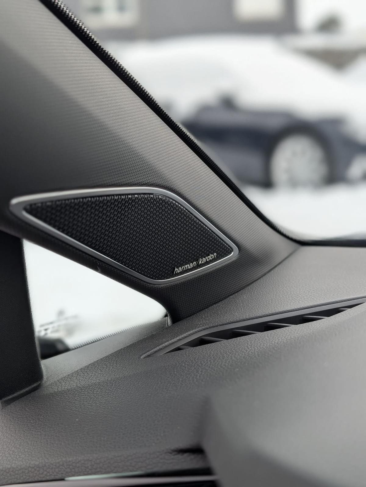 VOLKSWAGEN GOLF 8 R LIMITED ÉDITION 333 CH – AKRAPOVIČ TITANE