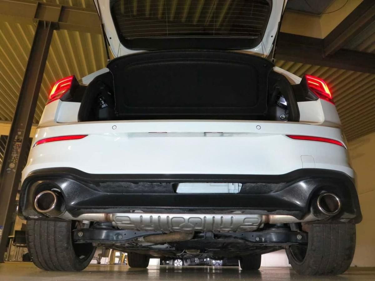 VOLKSWAGEN GOLF 8 GTI CLUBSPORT – 300 CH – DSG7 – FULL BLACK – AKRAPOVIČ TITANE