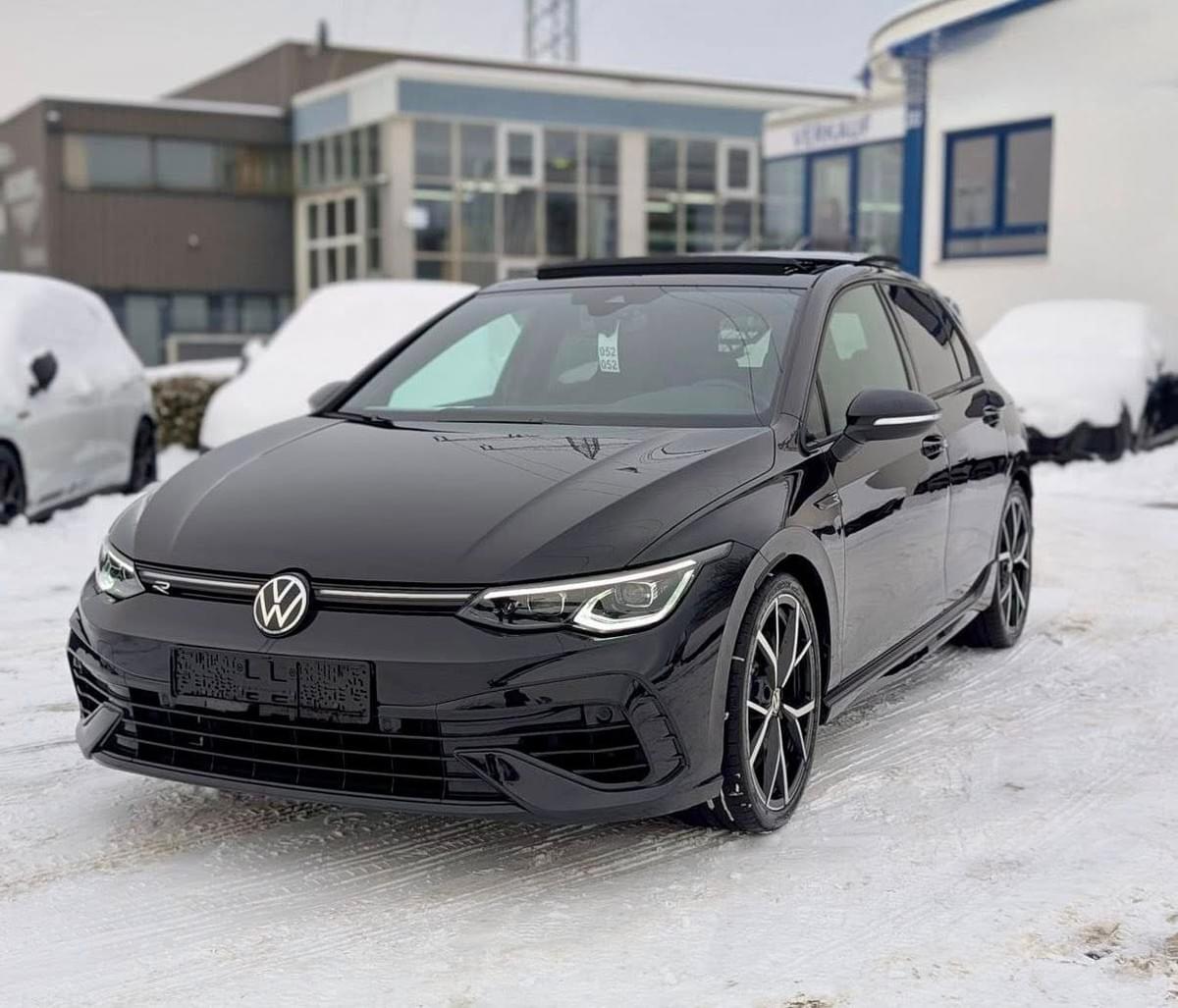 VOLKSWAGEN GOLF 8 R LIMITED ÉDITION 333 CH – AKRAPOVIČ TITANE