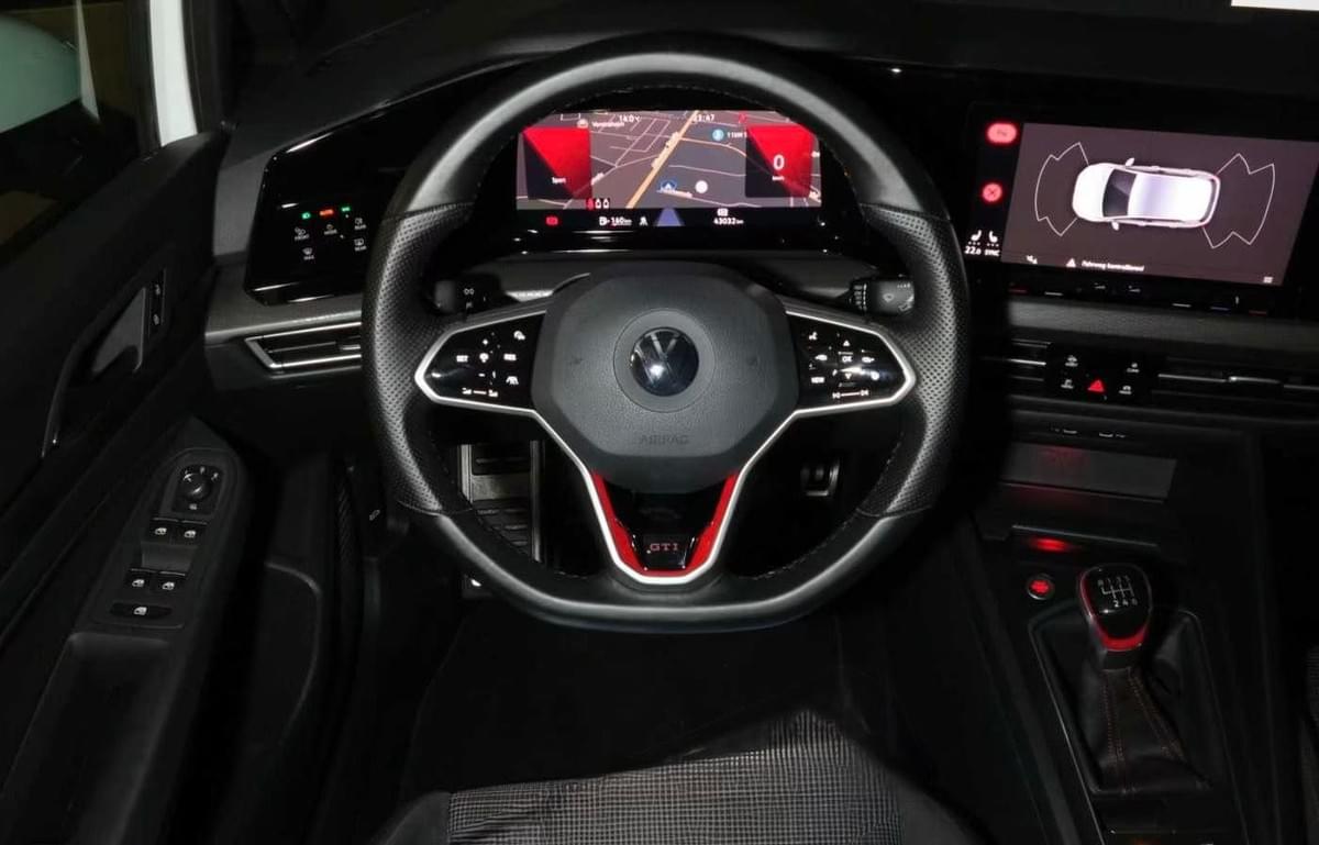 VOLKSWAGEN GOLF 8 GTI CLUBSPORT – 300 CH – DSG7 – FULL BLACK – AKRAPOVIČ TITANE