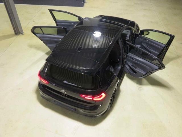VOLKSWAGEN GOLF 8 GTI CLUBSPORT – 300 CH – DSG7 – FULL BLACK – AKRAPOVIČ TITANE