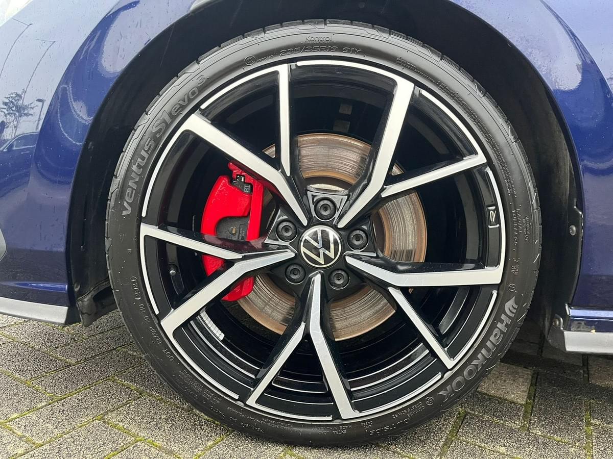 VOLKSWAGEN GOLF 8 GTI – 2.0 TSI 245ch DSG7 – HARMAN KARDON 480W – JANTES 19” ESTORIL 