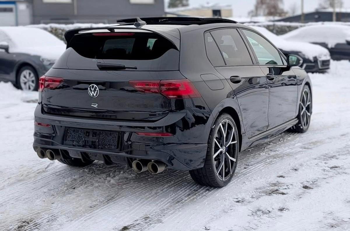 VOLKSWAGEN GOLF 8 R LIMITED ÉDITION 333 CH – AKRAPOVIČ TITANE