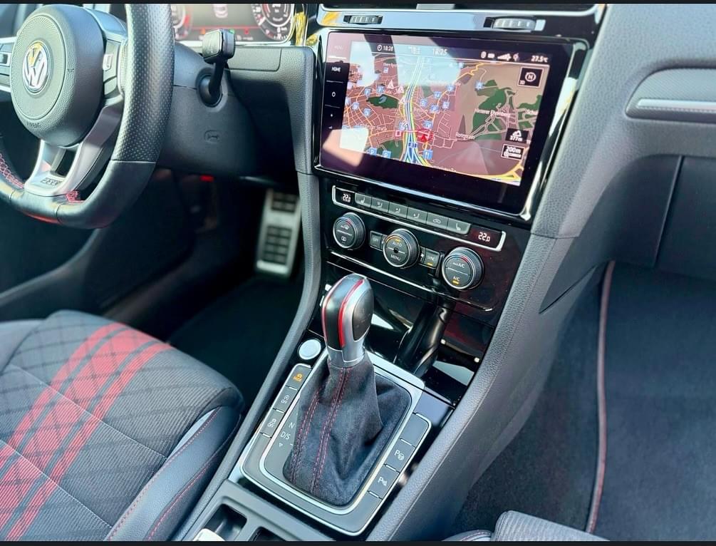 VOLKSWAGEN GOLF 7.5 GTI TCR AKRAPOVIC – 290 CH - FULL OPTIONS – ÉDITION COLLECTOR