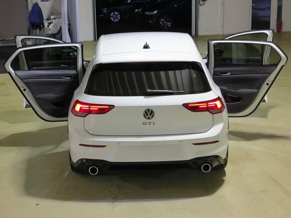 VOLKSWAGEN GOLF 8 GTI CLUBSPORT – 300 CH – DSG7 – FULL BLACK – AKRAPOVIČ TITANE