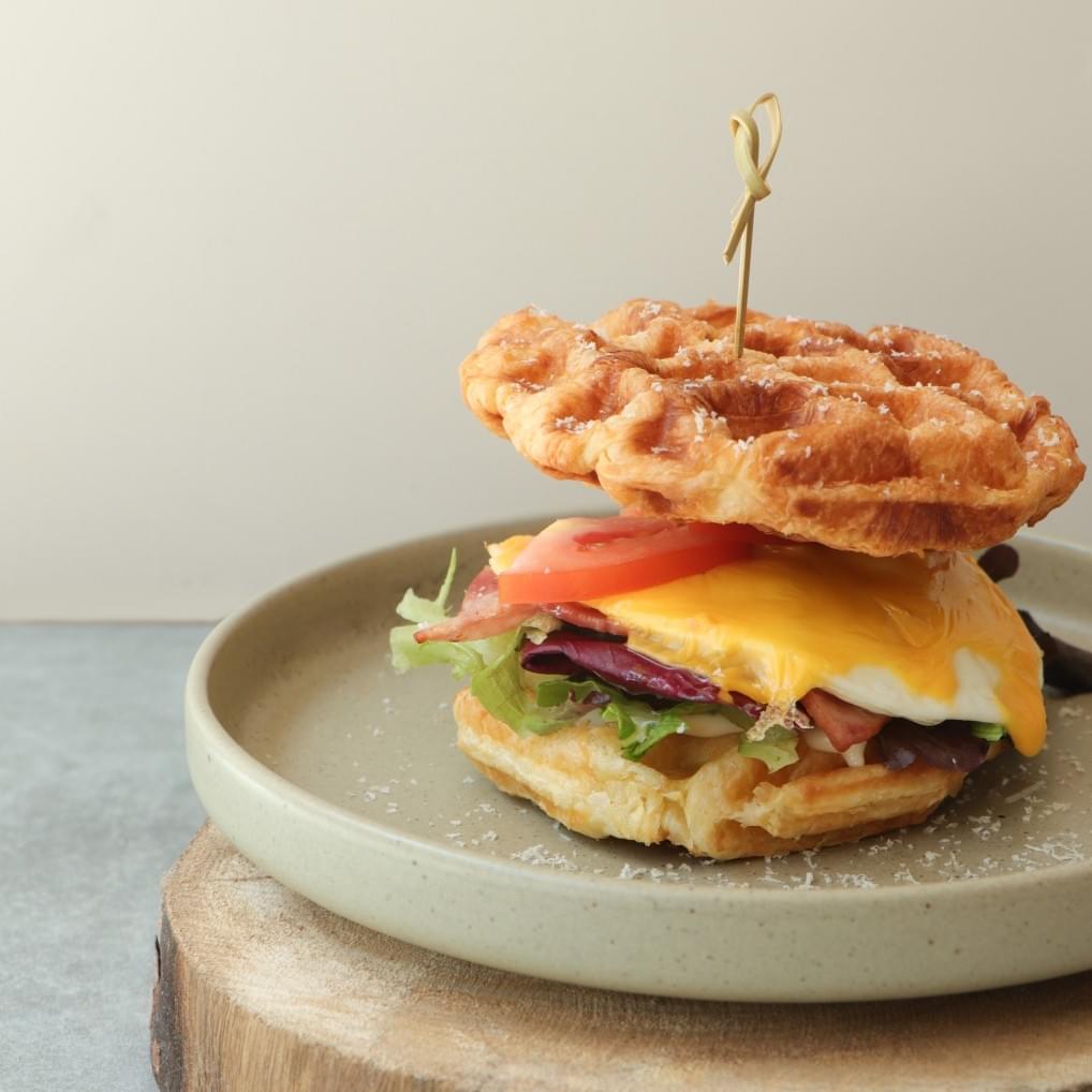 勺日咖啡廳-BLT可頌鬆餅堡