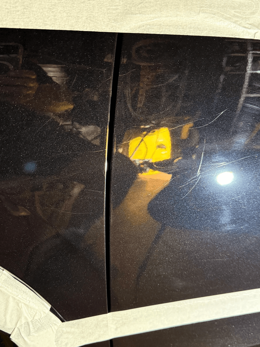 Micro-rayures sur carrosserie automobile avant polissage à Lège-Cap-Ferret