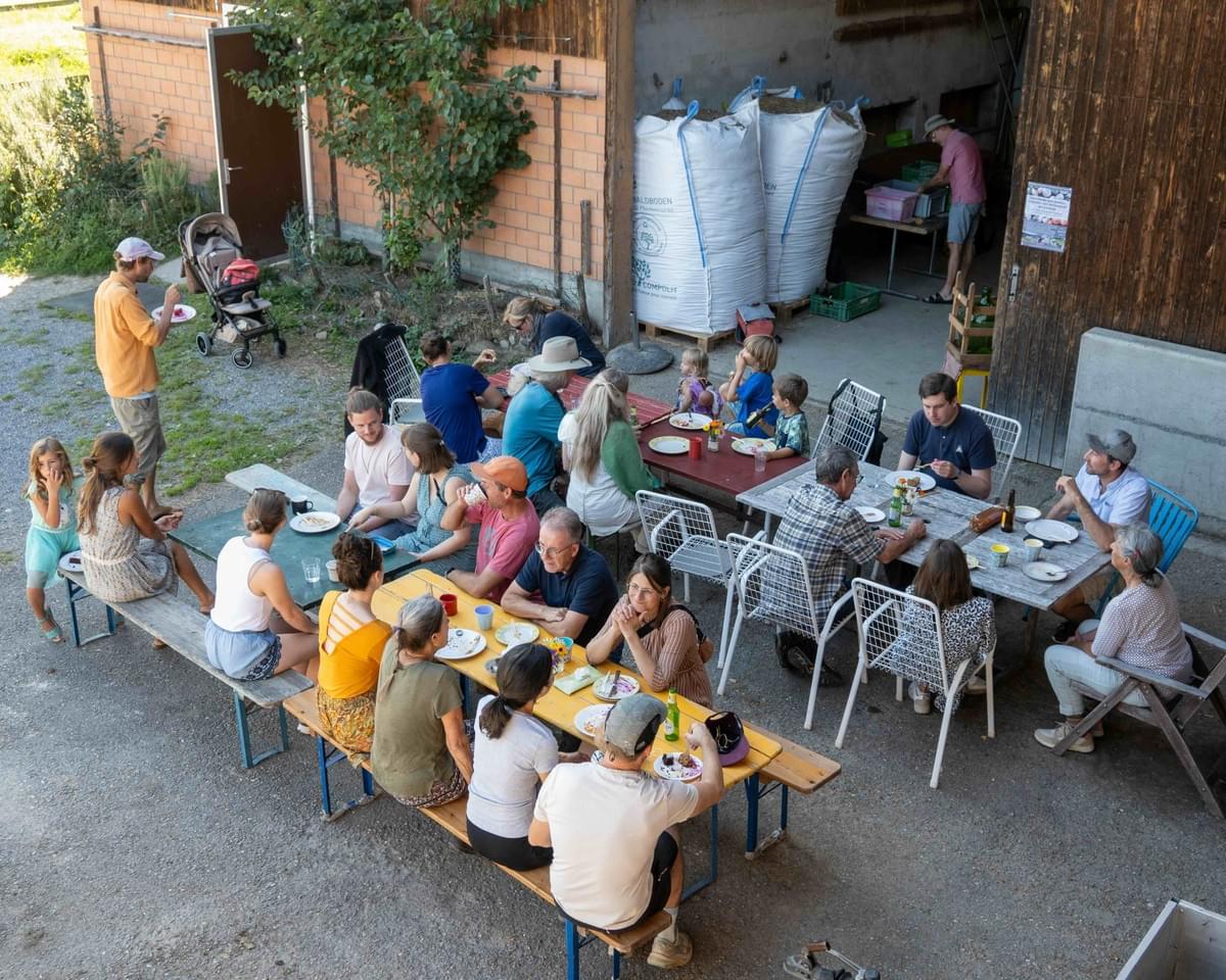 Vereinsmitglieder der Solawi Seebeli beim Erntedankfest in 2025.